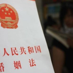 新婚姻法离婚一方出轨,出轨行为对离婚判决的影响与财产分割解析